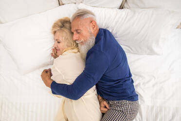 Älteres Ehepaar in den 60er Jahren, das sich zu Hause amüsiert - Fröhliches Ehepaar-Porträt, Konzepte über Seniorität und Beziehung - DMDF07045