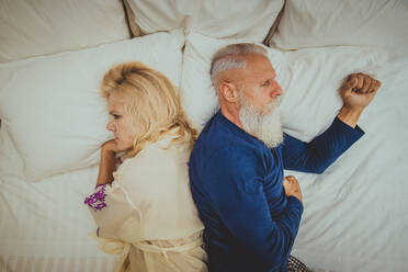 Älteres Ehepaar in den 60ern mit Beziehungsproblemen, Konzepte über Senorität und Beziehung - DMDF07046
