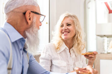 Glückliches älteres Ehepaar beim Frühstück zu Hause - Ehepaar in den 60er Jahren in ihrer Wohnung, Konzepte über Senorität und Beziehung - DMDF07055