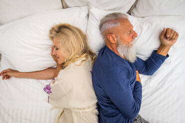 Älteres Ehepaar in den 60er Jahren, das sich zu Hause amüsiert - Fröhliches Ehepaar-Porträt, Konzepte über Seniorität und Beziehung - DMDF07068