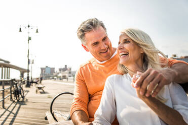 Schönes glückliches älteres Paar beim Dating im Freien - Jugendliches Ehepaar hat Spaß und genießt das Leben zusammen - DMDF07088