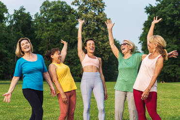 Multiethnische Gruppe älterer Frauen beim Training im Park mit einem Fitnesstrainer - Aktive ältere Menschen beim Sport in der Natur - DMDF07099