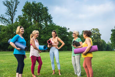 Multiethnische Gruppe älterer Frauen beim Training im Park mit einem Fitnesstrainer - Aktive ältere Menschen beim Sport in der Natur - DMDF07100