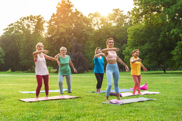 Multiethnische Gruppe älterer Frauen beim Training im Park mit einem Fitnesstrainer - Aktive ältere Menschen beim Sport in der Natur - DMDF07104