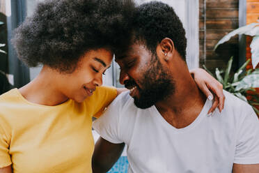 Afroamerikanisches Paar zu Hause im Garten - Schönes schwarzes Paar verbringt Zeit miteinander - DMDF07128