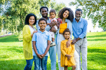 Schöne glückliche afrikanische amerikanische Familie, die sich im Park trifft - Schwarze Familie hat Spaß im Freien - DMDF07160