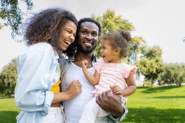 Schöne glückliche afrikanische amerikanische Familie, die sich im Park trifft - Schwarze Familie hat Spaß im Freien - DMDF07166