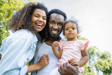 Schöne glückliche afrikanische amerikanische Familie, die sich im Park trifft - Schwarze Familie hat Spaß im Freien - DMDF07167