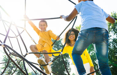 Schöne glückliche afrikanische amerikanische Familie, die sich im Park trifft - Schwarze Familie hat Spaß im Freien - DMDF07208