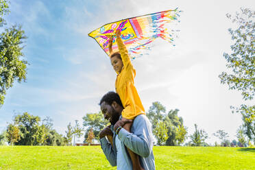 Schöne glückliche afroamerikanische Familie im Park - Schwarze Familie hat Spaß im Freien, Papa spielt mit seiner süßen Tochter - DMDF07220