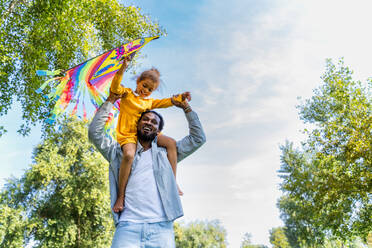 Schöne glückliche afroamerikanische Familie im Park - Schwarze Familie hat Spaß im Freien, Papa spielt mit seiner süßen Tochter - DMDF07221