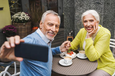 Beautiful senior couple dating outdoors - Mature couple portrait, concepts about elderly and lifestyle - DMDF07262