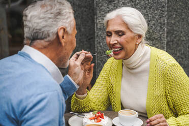 Schönes älteres Paar, das sich im Freien verabredet - Reifes Paarporträt, Konzepte über ältere Menschen und Lebensstil - DMDF07263