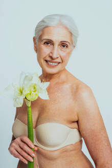 Schöne ältere Frau mit jungen und sauberen Blick, Schönheit Schuss - Pretty ältere Dame über 60 mit perfekter Haut, Konzepte über ältere Menschen, Schönheitsbehandlung und Hautpflege - DMDF07281