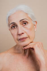 Schöne ältere Frau mit jungen und sauberen Blick, Schönheit Schuss - Pretty ältere Dame über 60 mit perfekter Haut, Konzepte über ältere Menschen, Schönheitsbehandlung und Hautpflege - DMDF07290