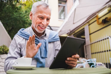 Fröhlicher älterer Mann Porträt - Älterer Erwachsener mit seinem Computer Laptop in einer Bar Kaffeehaus, Konzepte über Lebensstil, ältere Menschen, Technologie und intelligente Arbeit - DMDF07299