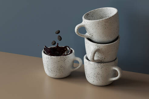 3D-Rendering von Kaffeebohnen fallen in Tasse Kaffee durch Stapel von leeren Tassen stehen - GCAF00429