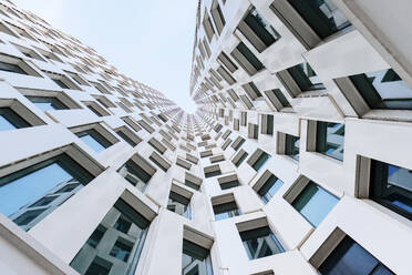 Deutschland, Berlin, Außenansicht eines modernen Bürogebäudes - MMPF00973