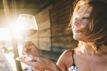 Frau schaut auf ein Glas Wein - SIF01029