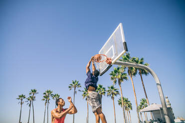 Freunde spielen Basketball - afro-amerikanische Spieler bei einem Freundschaftsspiel im Freien - DMDF07368