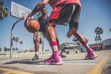 Freunde spielen Basketball - afro-amerikanische Spieler bei einem Freundschaftsspiel im Freien - DMDF07369