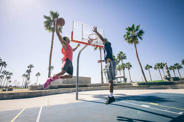 Freunde spielen Basketball - afro-amerikanische Spieler bei einem Freundschaftsspiel im Freien - DMDF07371