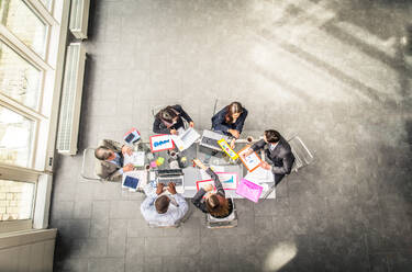 Erfolgreiches Business-Team in einem Konferenzraum, Konzepte über Teamarbeit und Business - Team-Brainstorming in einem modernen Start-up-Büro - DMDF07377