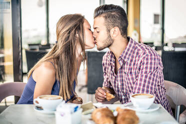 Paar beim Frühstück in einer Café-Bar - Liebespaar bei einem romantischen Date - DMDF07393