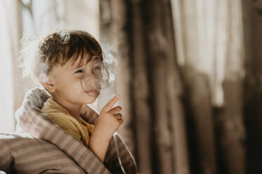 Junge im Vorschulalter mit Inhalator zu Hause - ANAF02219