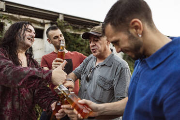 Glückliche Freunde mit Bierflaschen - JCCMF10837