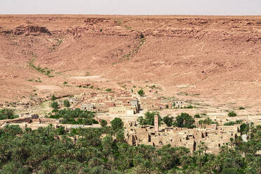 Erleben Sie die Schönheit einer Wüstenoase umgeben von atemberaubenden Schluchten im Ziz-Tal, Atlasgebirge, Marokko - RHPLF28168