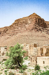 Lehmziegelgebäude eines historischen Dorfes inmitten atemberaubender roter Schluchten im Ziz-Tal, Atlasgebirge, Marokko - RHPLF28170
