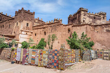 Lebendige handgefertigte Teppiche vor der Kasbah Telouet inmitten des atemberaubenden Hohen Atlas in Marokko - RHPLF28171