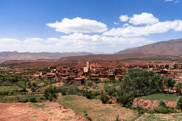 Blick auf die Kasbah von Telouet und die majestätischen Berge im Hohen Atlas in Marokko, Nordafrika - RHPLF28172