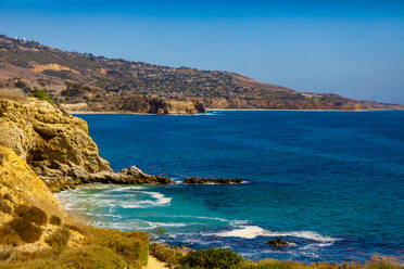 Atemberaubende Aussicht auf die Klippen und die Küstenlinie von Palos Verdes in Kalifornien, USA, die die natürliche Schönheit Nordamerikas zeigt - RHPLF28175