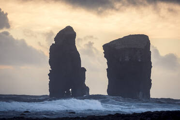 Sonnenuntergang bei Mosteiros mit hohen Wellen im Vordergrund, auf der Insel Sao Miguel, Azoren, Portugal, Europa - RHPLF28180