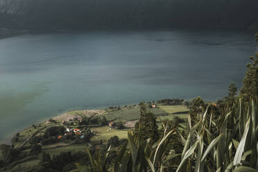 Genießen Sie den atemberaubenden Blick auf die Lagoa Azul vom Aussichtspunkt Miradouro do Cerrado das Freiras in Sete Cidades, Sao Miguel, Azoren, Portugal - RHPLF28181