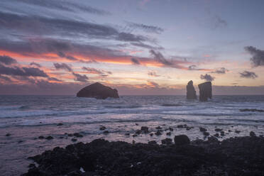 Dämmerungsblick auf die Mosteiros-Meerestürme vom felsigen Ufer aus, Insel Sao Miguel, Azoren, Portugal, Atlantik, Europa - RHPLF28183