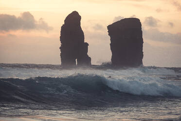 Sonnenuntergang an den Steilküsten von Mosteiros, Insel Sao Miguel, Azoren, Portugal, mit krachenden Wellen im Vordergrund - RHPLF28186