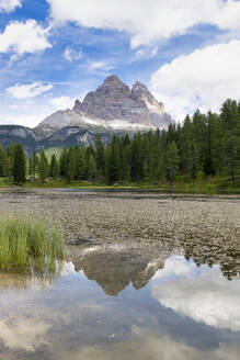 Blick auf den Antorno-See und die Drei Zinnen in den Bellunesischen Dolomiten, Auronzo di Cadore, Venetien, Italien - RHPLF28192