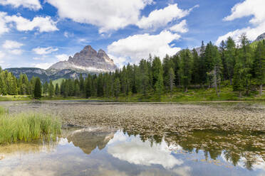 Blick auf den Antorno-See und die Drei Zinnen in den Bellunesischen Dolomiten, Auronzo di Cadore, Venetien, Italien - RHPLF28193