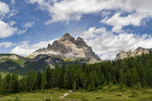 Die Drei Zinnen von Lavaredo, atemberaubende Belluneser Dolomiten in Auronzo di Cadore, Bezirk Belluno, Venetien, Italien, Europa - RHPLF28195