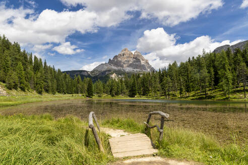 Blick auf den Antorno-See mit den Drei Zinnen im Hintergrund, in den Bellunesischen Dolomiten, Venetien, Italien - RHPLF28197