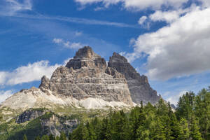 Erfassen Sie die atemberaubende Schönheit der Drei Zinnen in den Bellunesischen Dolomiten in Auronzo di Cadore, Bezirk Belluno, Venetien, Italien, Europa - RHPLF28198