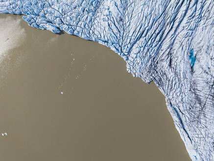 Atemberaubende Luftaufnahme einer Drohne von der Fjallsjokull Gletscherlagune an einem sonnigen Sommertag in den Polarregionen Islands - RHPLF28200