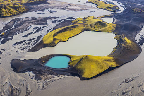 Eine Luftaufnahme des atemberaubenden türkisfarbenen Skafta-Sees im isländischen Hochland, die seine vulkanische Schönheit zeigt - RHPLF28202