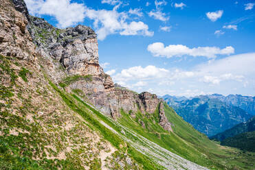 Atemberaubende alpine Klippen am Passo Valtendra in Alpe Veglia, Piemont, Italien, zeigen die Schönheit der europäischen Naturlandschaften - RHPLF28206