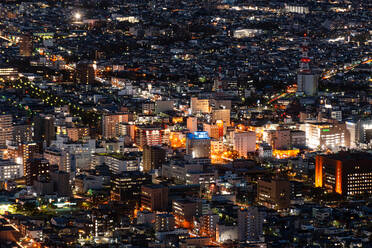 Eine atemberaubende Luftaufnahme der Skyline des Stadtzentrums bei Nacht in Hakodate, Hokkaido, Japan, in Asien gelegen - RHPLF28213