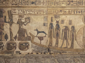 Relief im Hathor-Tempel, mit dessen Bau 54 v. Chr. begonnen wurde, Teil des Dendera-Tempelkomplexes, Dendera, Ägypten, Nordafrika, Afrika - RHPLF28236