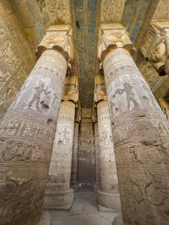 Säulen im Inneren der Hypostylhalle, Hathor-Tempel, Dendera-Tempelkomplex, Dendera, Ägypten, Nordafrika, Afrika - RHPLF28252